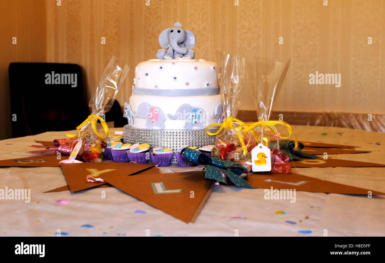 Gâteau de partie de douche de bébé pour maman enceinte Banque D'Images