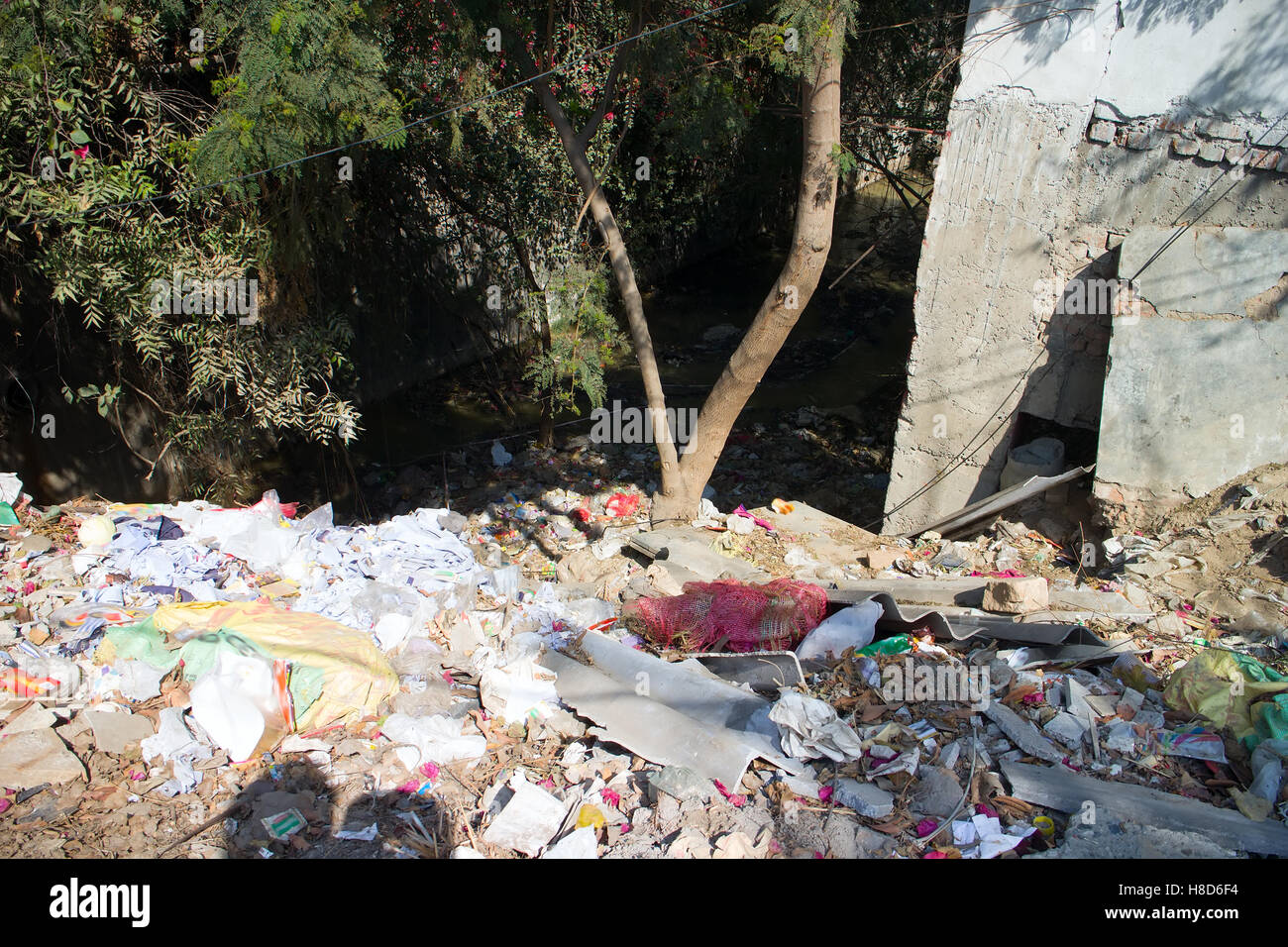 De terribles conditions insalubres des bidonvilles indiens. Le bas-côté de la route remplie de déchets 1 Banque D'Images
