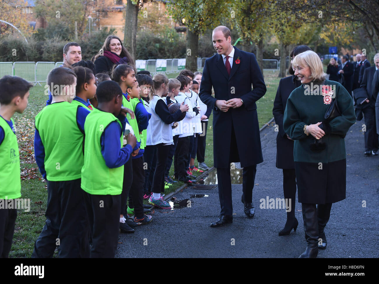 Le duc de Cambridge parle aux enfants pendant la visite de Kensington Memorial Park, Londres, où il marquera officiellement l'inauguration du parc de la Centenaire programme Champs. Banque D'Images