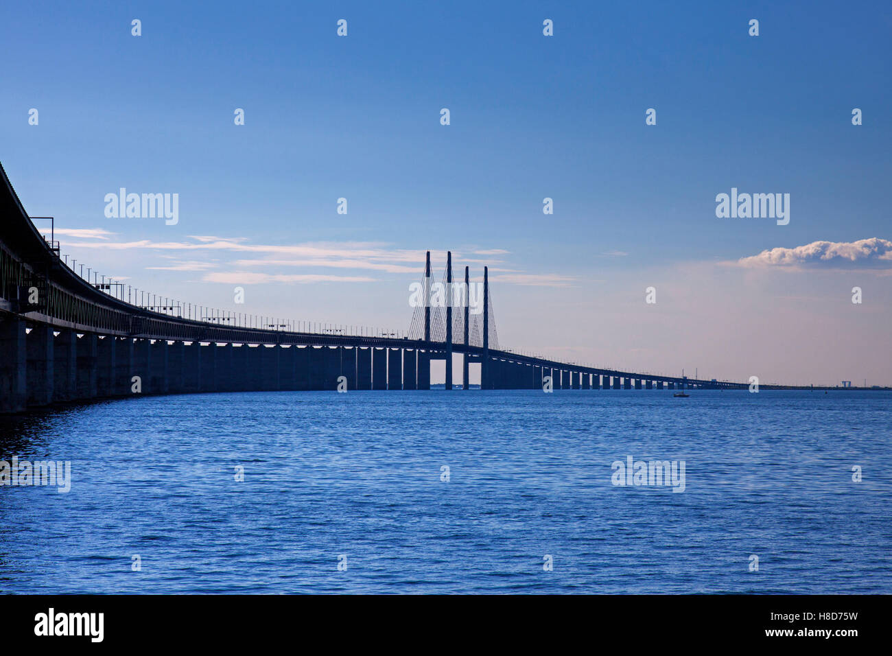 L'Øresund, pont de l'Öresund / double voie de chemin de fer et le pont-tunnel à deux voies entre le Danemark et la Suède, Scandinavie Banque D'Images