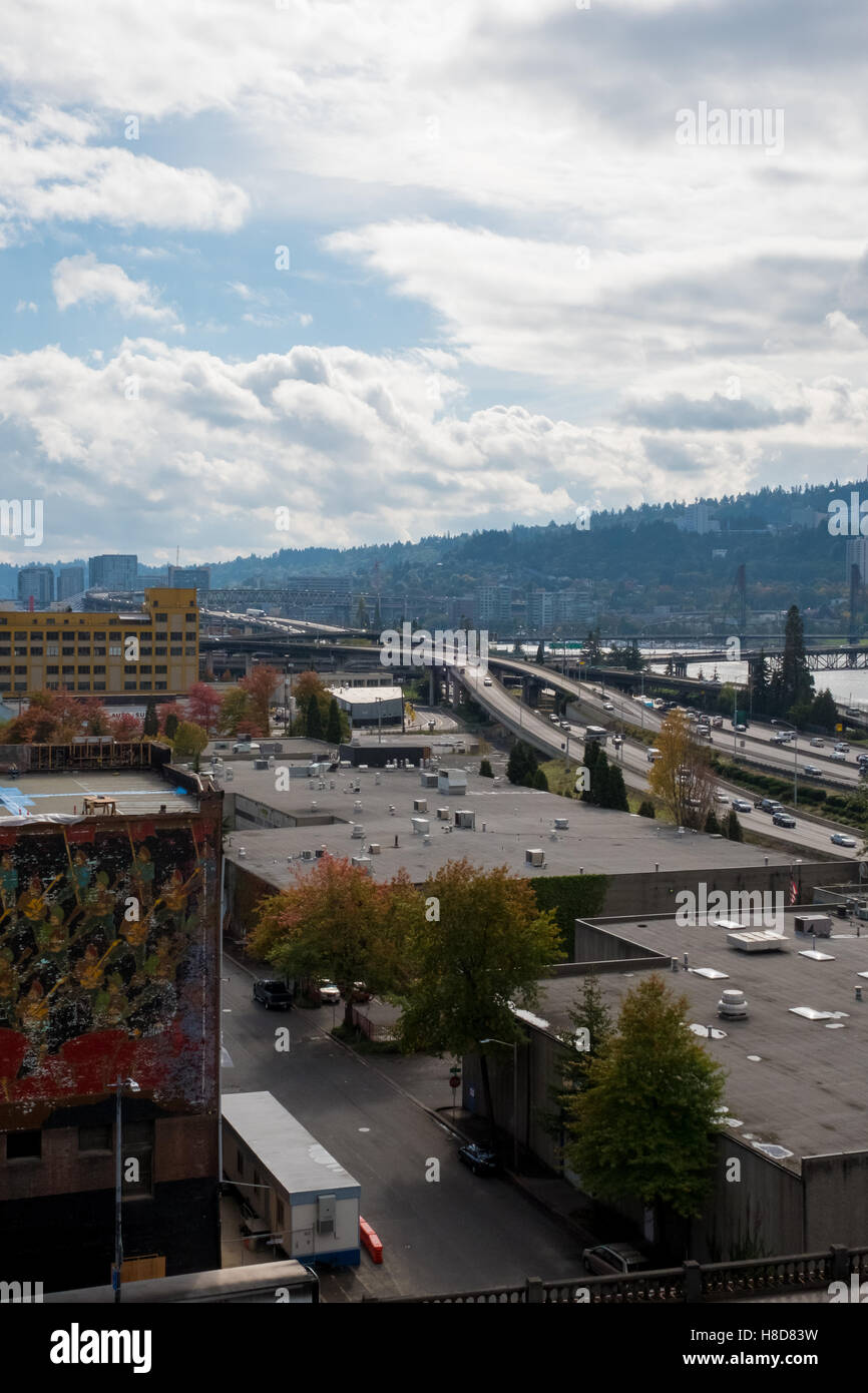 PORTLAND, OR - 8 octobre 2016 : le centre-ville de Portland en Oregon, au bord de l'eau vu de la Lloyd District sur un automne nuageux Banque D'Images