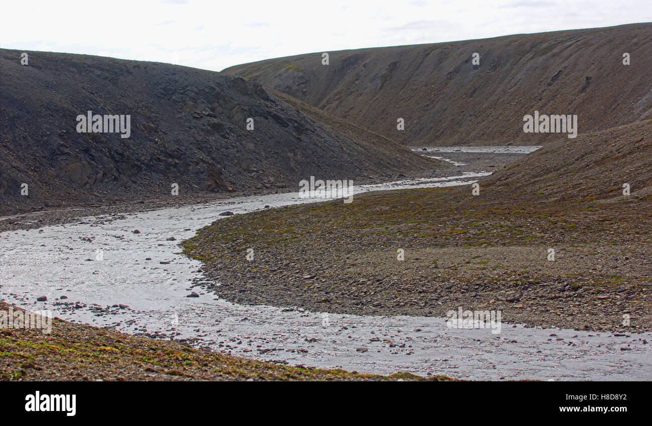 Vallée de la rivière qui coule à travers la cuesta de l'archipel de la Nouvelle-Zemble. Territoire du site d'essai atomique, où mené explosio Banque D'Images