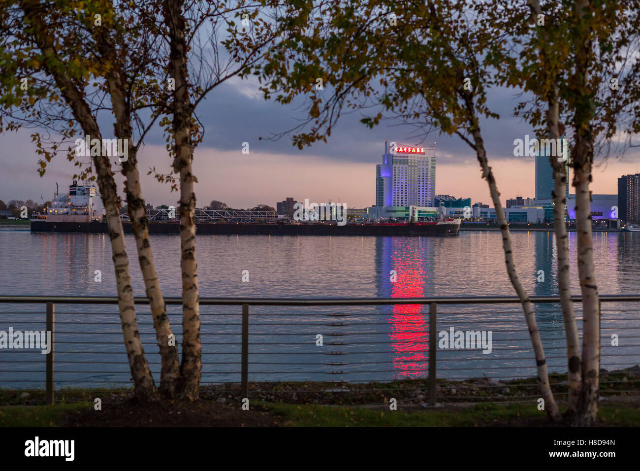 Detroit, Michigan - Le cargo MV Sam Laud lake navigue sur la rivière Détroit passé le casino Caesars Windsor, en Ontario. Banque D'Images