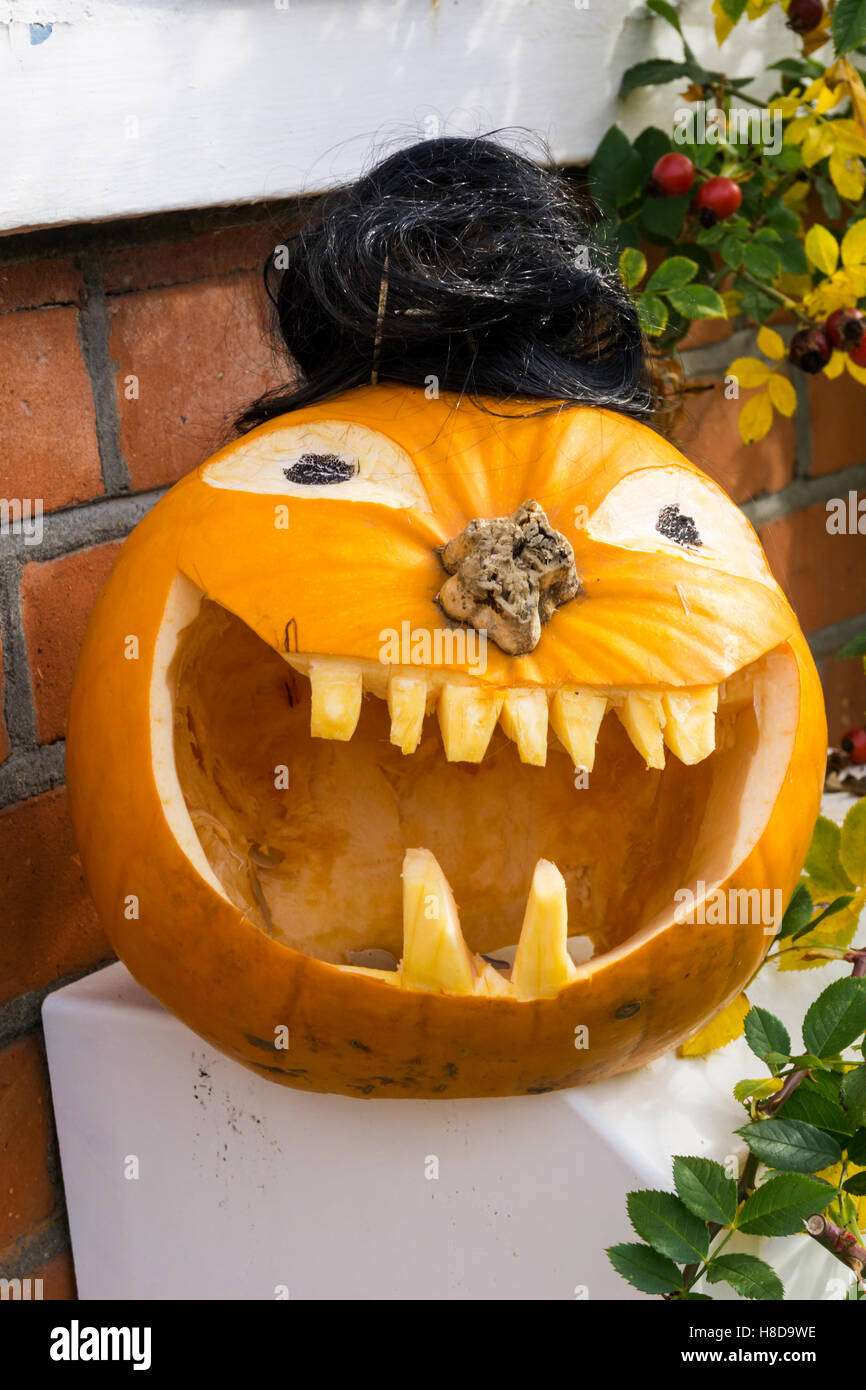 Lanterne Halloween citrouille sculptée dans une Banque D'Images