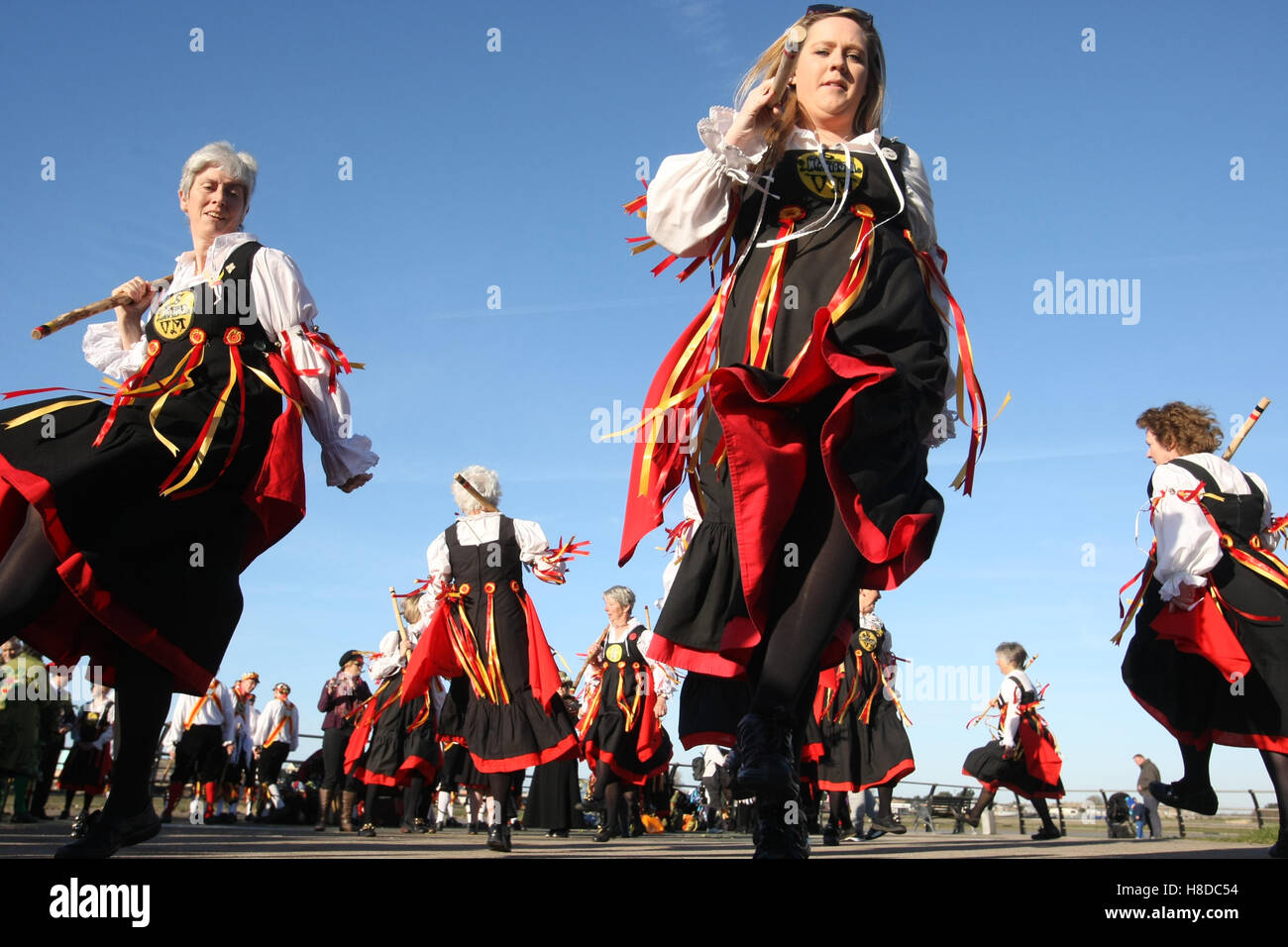 Morris dancing in Shoreham-by Sea, West Sussex, Angleterre Banque D'Images