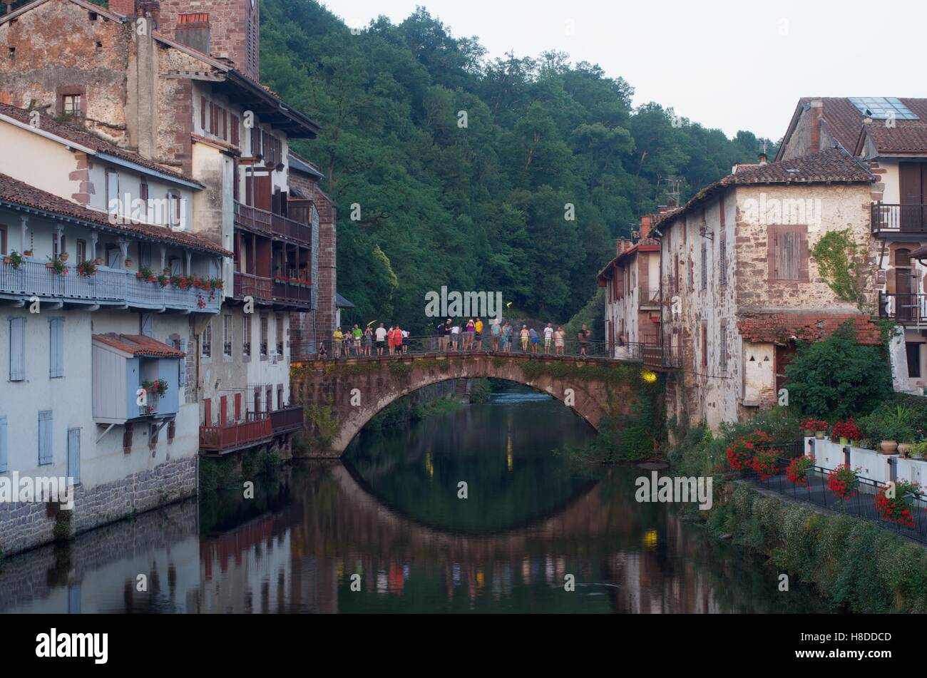 Pont sur la Nive à St Jean Pied de Port, France Banque D'Images