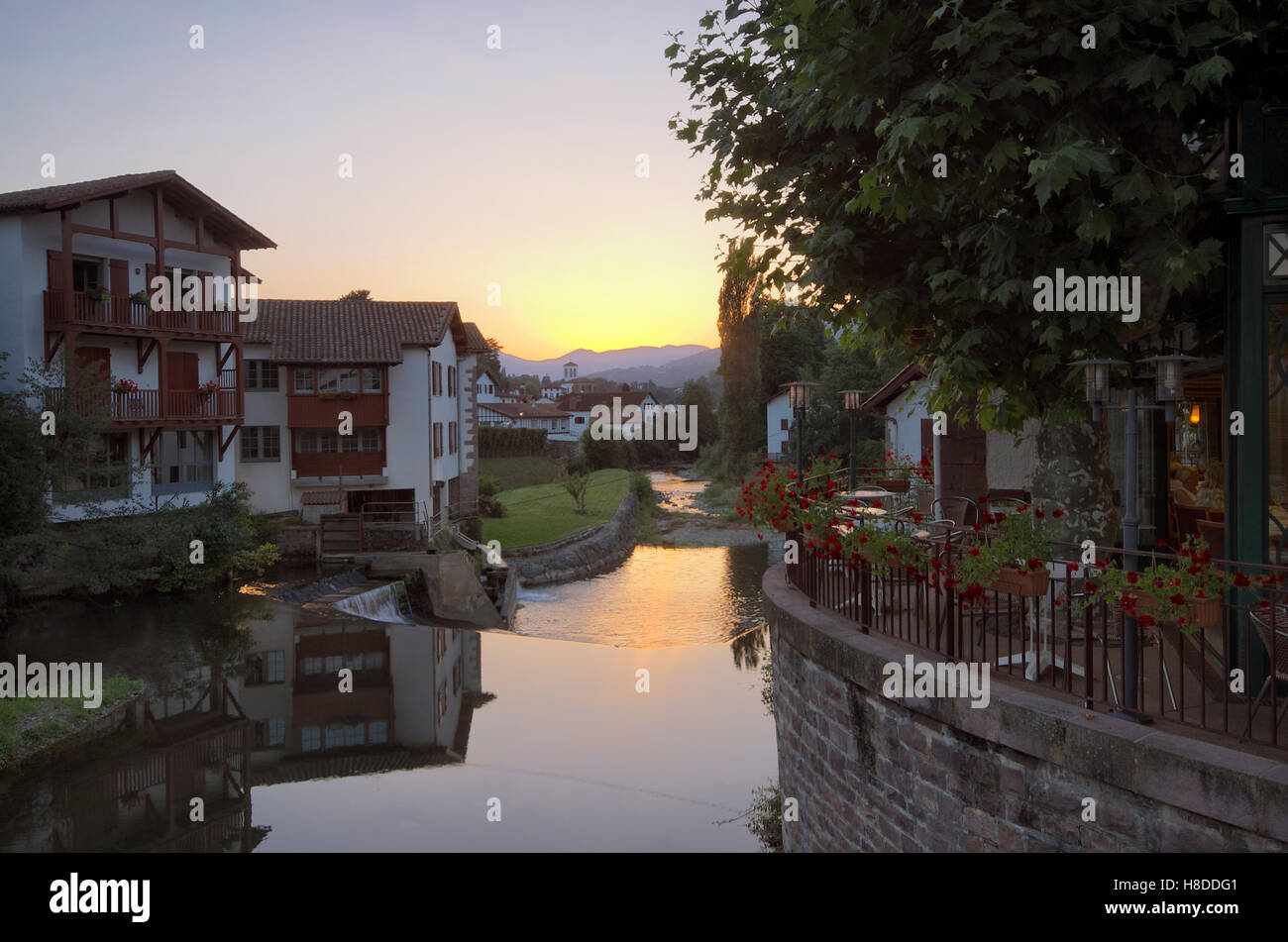 Weir sur la Nive à St Jean Pied de Port Banque D'Images