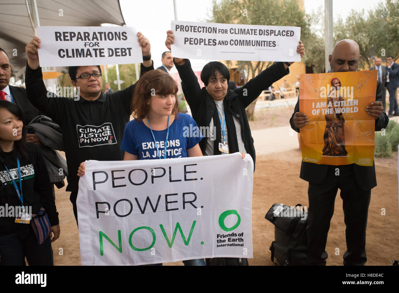 Marrakech, Maroc. 10 novembre, 2016. Les jeunes militants lors de la COP22 conférence des Nations Unies sur le climat à Marrakech, Maroc, la demande de protection pour les gens et les communautés déplacées par le changement climatique . Credit : Ryan Rodrick Beiler/Alamy Live News Banque D'Images