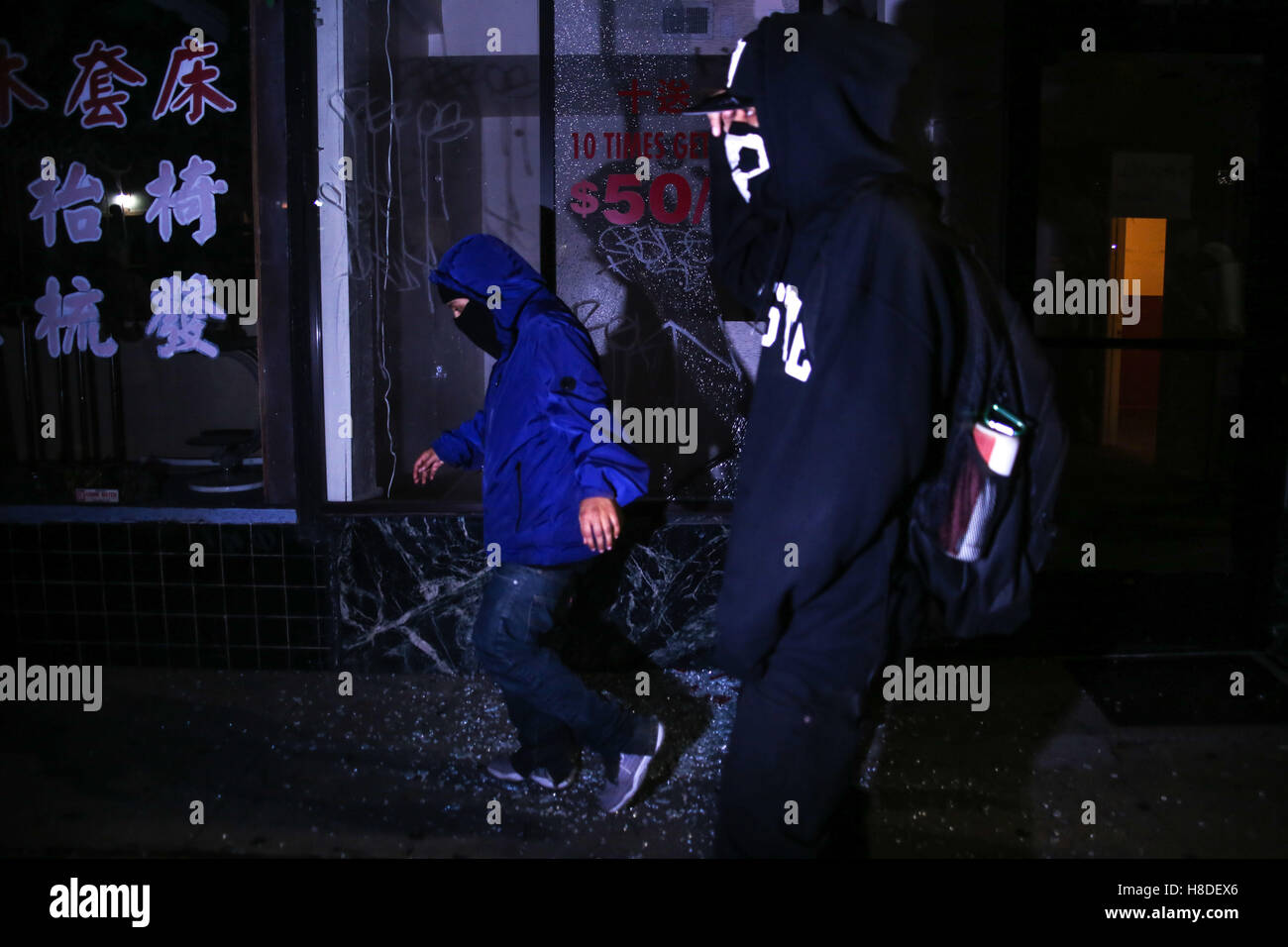 Oakland, Californie, USA. Nov 9, 2016. Les manifestants défilent dans le centre-ville de Oakland durant une émeute contre le président élu, Donald Trump à Oakland, Californie. © Joel Angel Ju''¡Rez/ZUMA/Alamy Fil Live News Banque D'Images