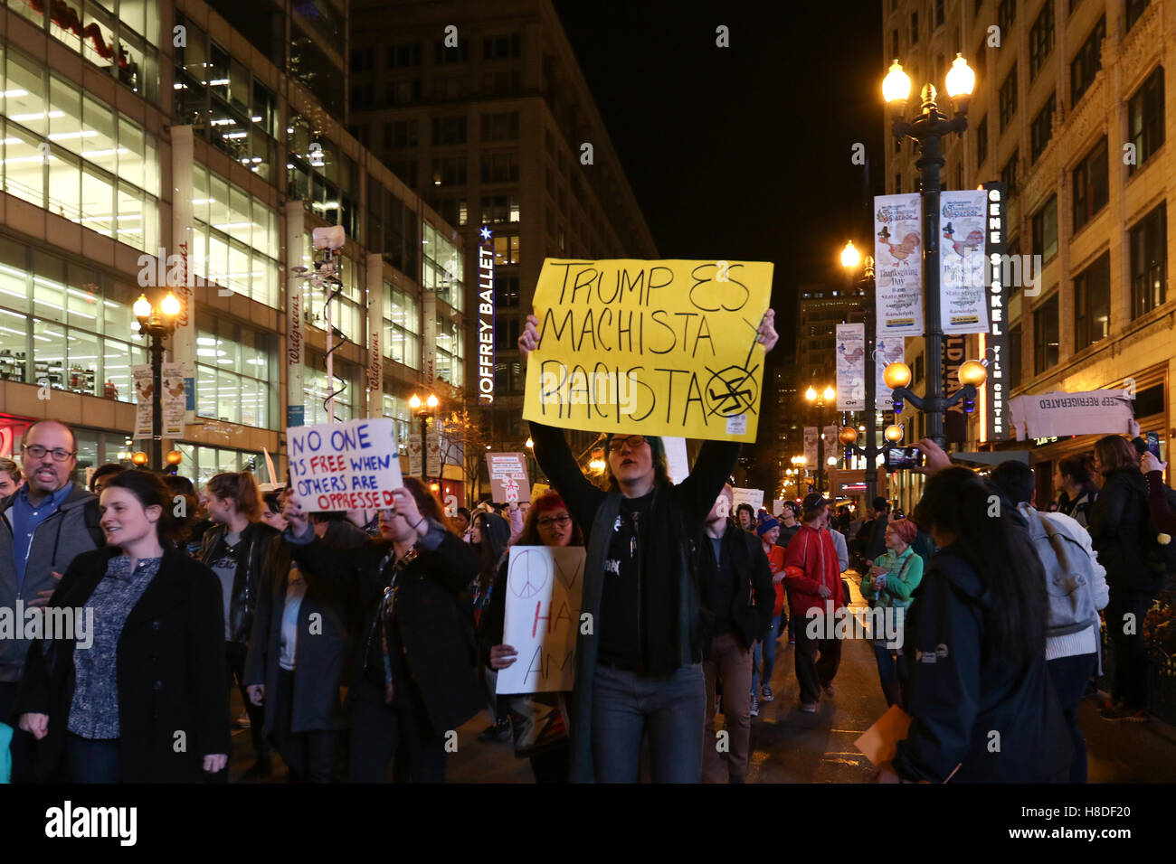 Chicago, Illinois, USA. 9 novembre, 2016. Les manifestants de protestation contre le président élu, Donald Trump sur State Street, le 9 novembre 2016 à Chicago, IL. Credit : Debby Wong/Alamy Live News Banque D'Images