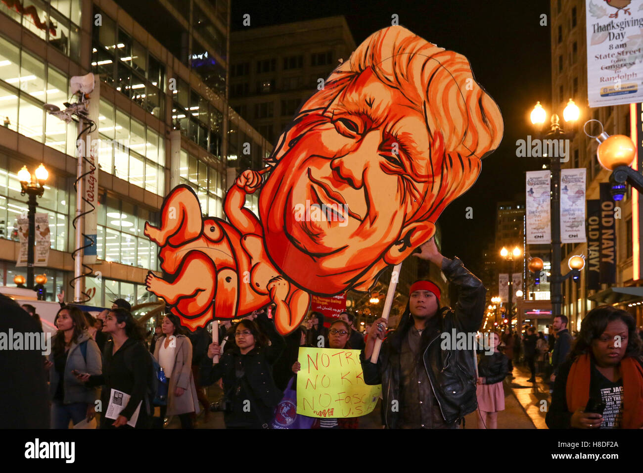 Chicago, Illinois, USA. 9 novembre, 2016. Les manifestants de protestation contre le président élu, Donald Trump sur State Street, le 9 novembre 2016 à Chicago, IL. Credit : Debby Wong/Alamy Live News Banque D'Images