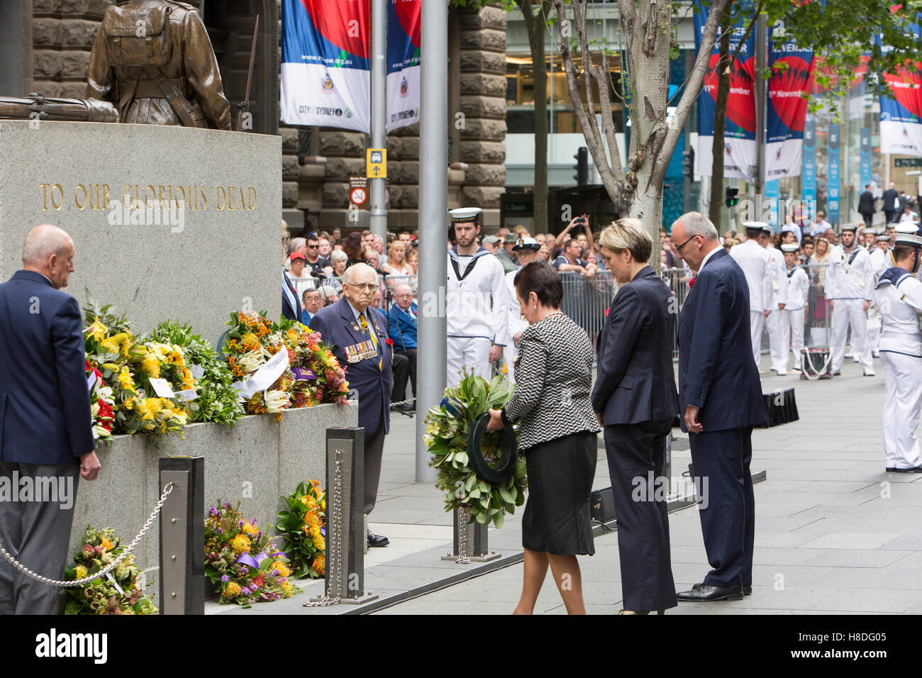 Sydney, Australie. Le vendredi 11 novembre 2016. Maire Clover Moore, Luke Foley, chef de l'opposition du travail dans le NSW et MP Fédéral du Travail et leader adjoint Tanya Plibersek déposer une couronne au monument commémoratif. Crédit : martin berry/Alamy Live News Banque D'Images