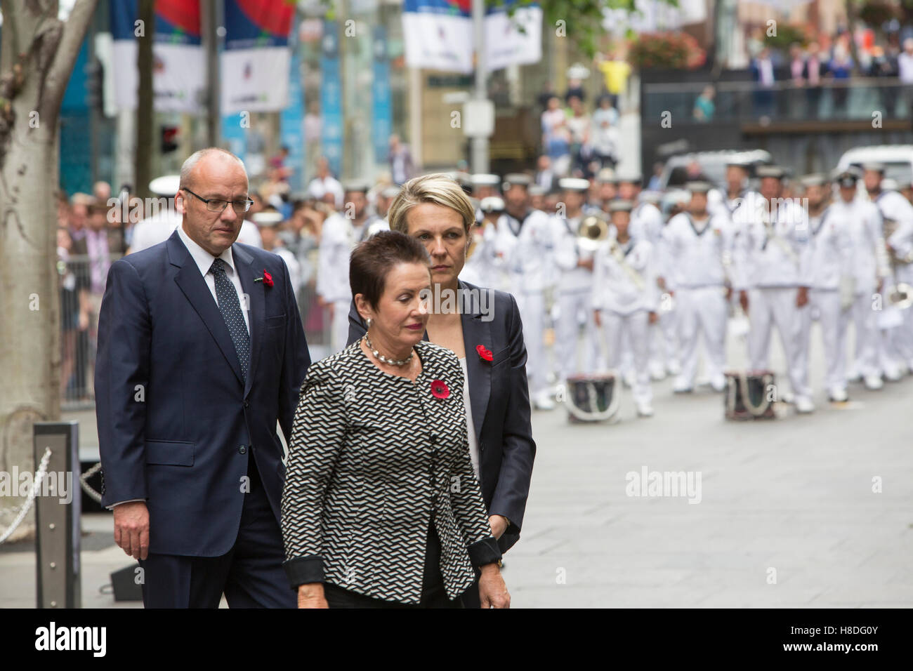 Sydney, Australie. Le vendredi 11 novembre 2016. Service du Jour du Souvenir, le maire Clover Moore, Luke Foley, chef de l'opposition du travail dans le NSW et MP Fédéral du Travail et leader adjoint Tanya Plibersek déposer une couronne au monument commémoratif. Crédit : martin berry/Alamy Live News Banque D'Images
