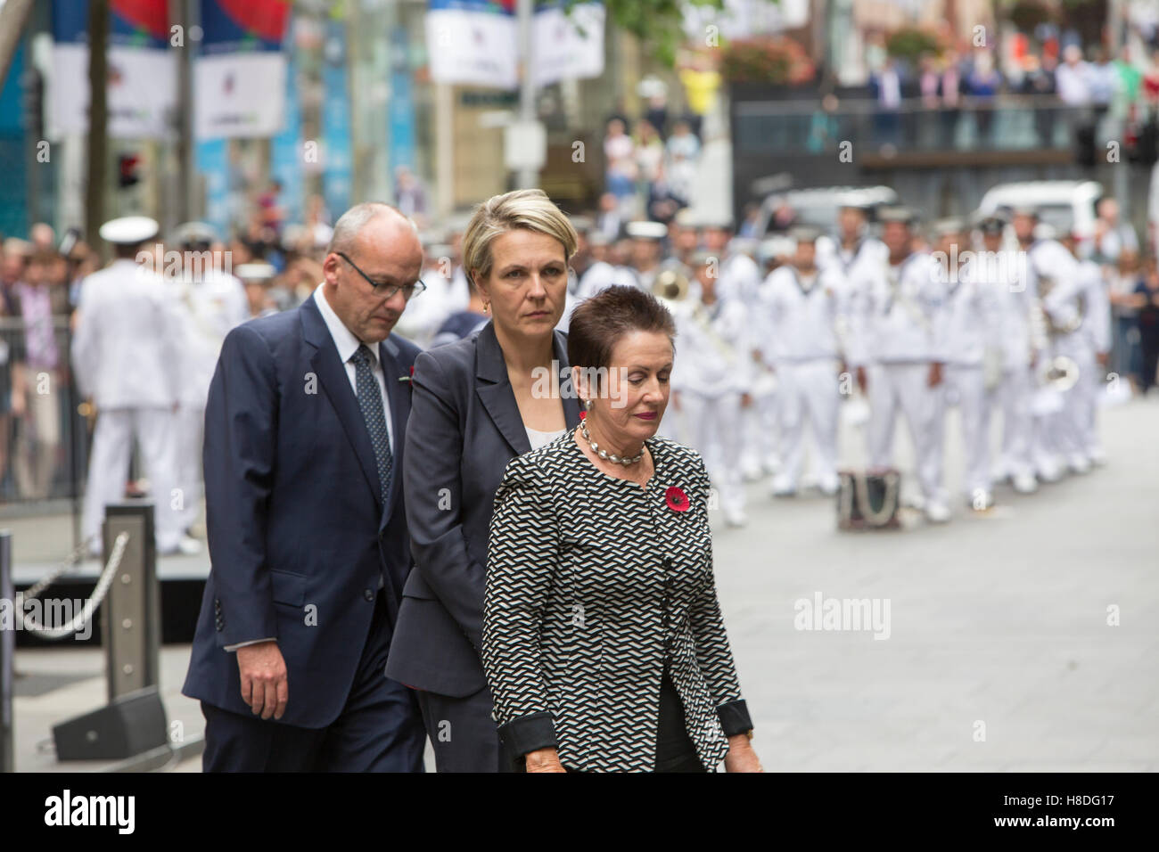 Sydney, Australie. Le vendredi 11 novembre 2016. Maire Clover Moore, Luke Foley , chef de l'opposition et député fédéral Tanya Plibersek déposer une couronne au monument commémoratif. Crédit : martin berry/Alamy Live News Banque D'Images