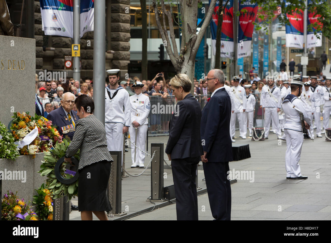 Sydney, Australie. Le vendredi 11 novembre 2016. De nombreux dignitaires de l'Australie et d'outre-mer a rejoint les anciens combattants et militaires au service au Cénotaphe de Martin Place. Crédit : martin berry /Alamy Live News Banque D'Images