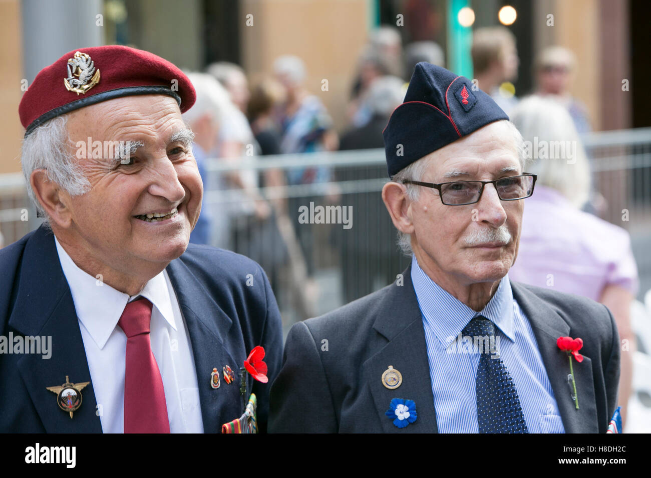 Sydney, Australie. Le vendredi 11 novembre 2016. Les dignitaires de l'Australie et d'outre-mer ainsi que de nombreux anciens combattants assister à la cérémonie du Jour du Souvenir au cénotaphe. dans la région de Martin Place. Crédit : martin berry/Alamy Live News Banque D'Images