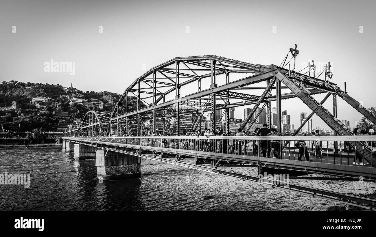 Lanzhou, Lanzhou, Chine. Nov 11, 2016. Lanzhou, Chine-Novembre 11 2016 : (usage éditorial uniquement. Chine).Le Pont de Zhongshan sur le Fleuve Jaune à Lanzhou, capitale de la province de Gansu, dans le nord-ouest de la Chine, 11 novembre 2016. Lanzhou, situé sur les rives du fleuve Jaune, est un centre de transport régional, reliant les régions plus à l'ouest par train jusqu'à la moitié orientale du pays. Historiquement, il a été un lien important sur la route de la soie du Nord. © SIPA Asie/ZUMA/Alamy Fil Live News Banque D'Images