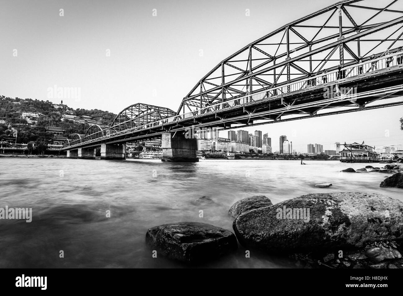 Lanzhou, Lanzhou, Chine. Nov 11, 2016. Lanzhou, Chine-Novembre 11 2016 : (usage éditorial uniquement. Chine).Le Pont de Zhongshan sur le Fleuve Jaune à Lanzhou, capitale de la province de Gansu, dans le nord-ouest de la Chine, 11 novembre 2016. Lanzhou, situé sur les rives du fleuve Jaune, est un centre de transport régional, reliant les régions plus à l'ouest par train jusqu'à la moitié orientale du pays. Historiquement, il a été un lien important sur la route de la soie du Nord. © SIPA Asie/ZUMA/Alamy Fil Live News Banque D'Images