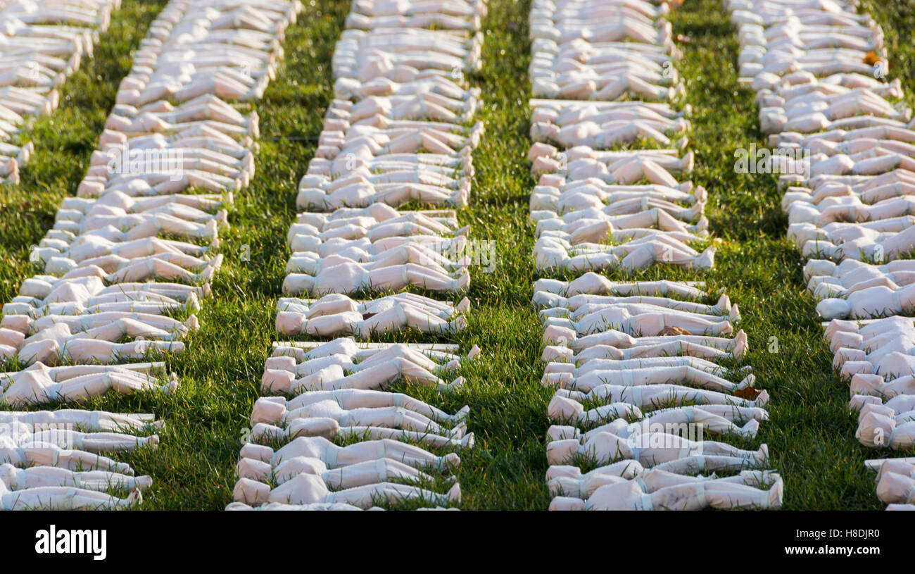 College Green, Bristol, Royaume-Uni. Nov 11, 2016. 19240 Enveloppe de la Somme, une installation par Somerset artiste Rob entendu s'affiche en face de la cathédrale sur College Green à Bristol le jour de l'Armistice 2016. Chaque voile représente une vie perdue le premier jour de la bataille de la Somme (1er juillet 1916). Carolyn Eaton/Alamy Live News Banque D'Images