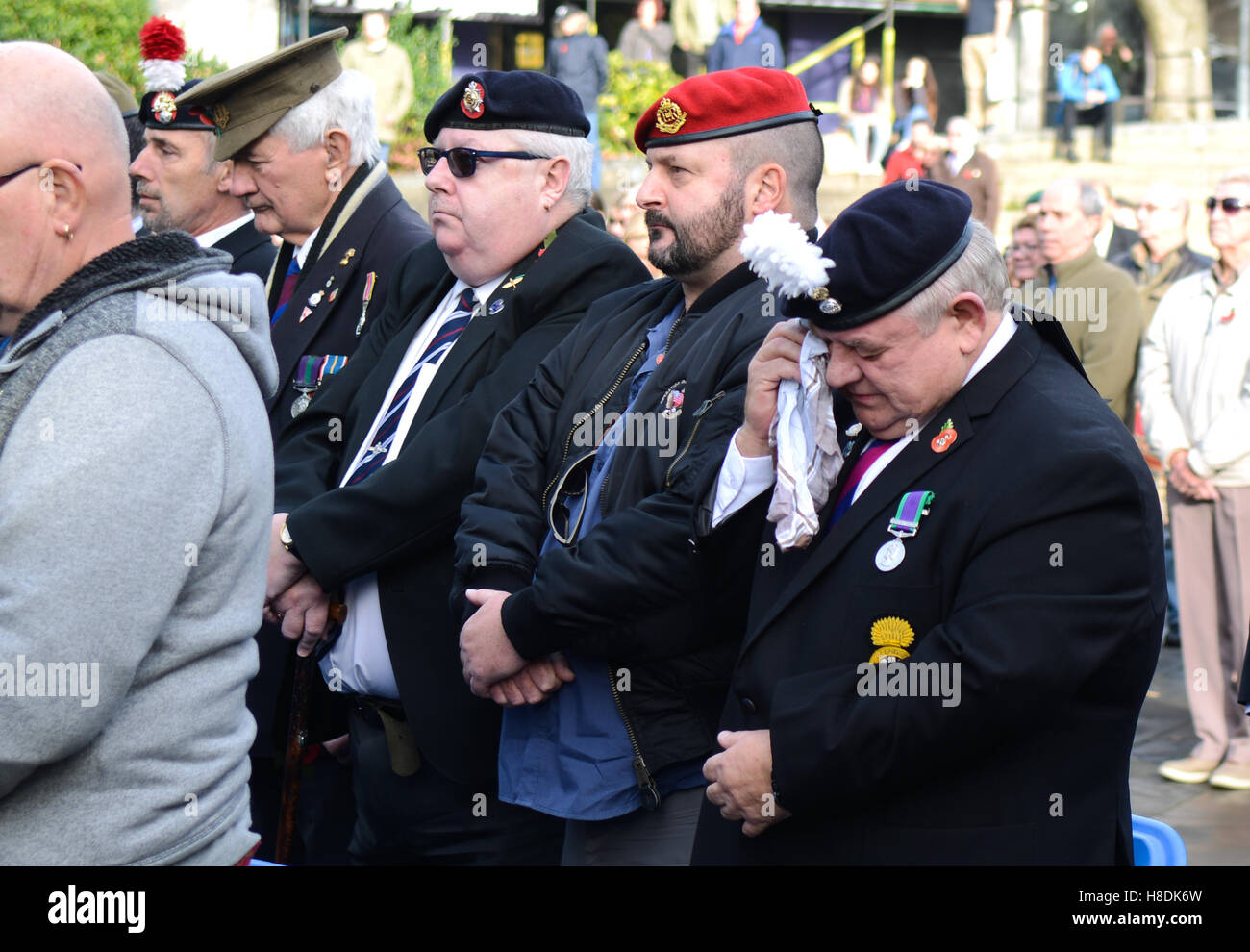 Swansea, Pays de Galles, Royaume-Uni. 11 novembre 2016 l'Armistice Day service à Swansea's Place du Château, qui comprenait deux minutes de silence à 11h en souvenir de ceux qui sont tombés. Au cours de la photo le silence est Allan Morgan de Swansea qui a servi pendant 12 ans avec le Royal Welsh Fusiliers. Crédit : Robert Melen/Alamy Live News. Banque D'Images