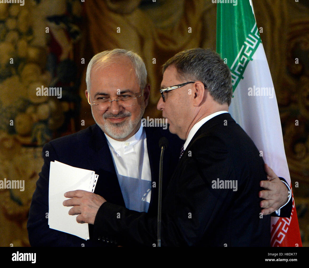 Prague, République tchèque. Nov 11, 2016. Le ministre iranien des affaires étrangères Mohammad Javad Zarif, gauche, et son homologue tchèque Lubomir Zaoralek assister à une conférence de presse à Prague, en République tchèque, le vendredi 11 novembre, 2016. Photo : CTK Michal Krumphanzl/Photo/Alamy Live News Banque D'Images