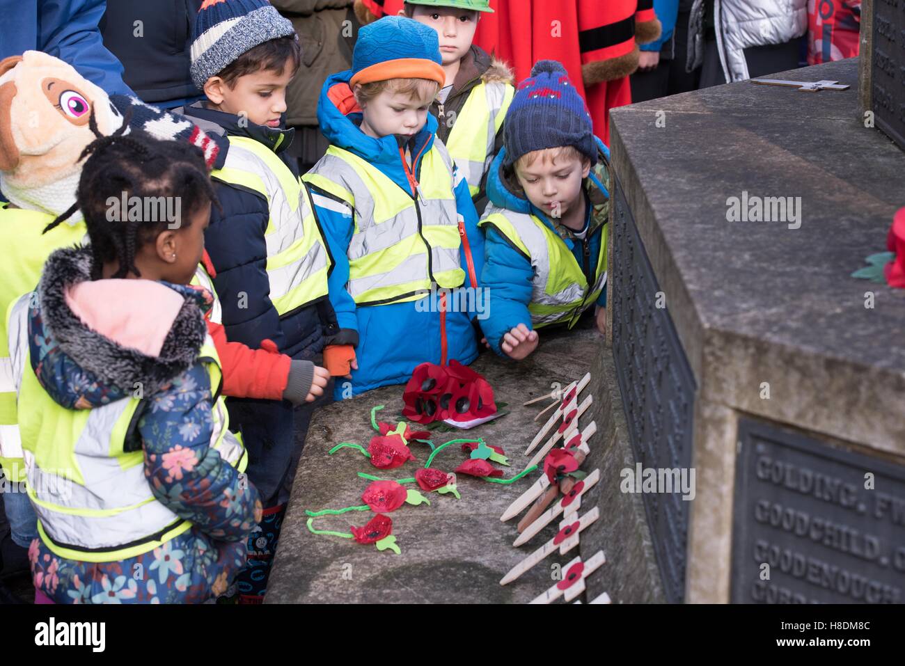 Brentwood, Essex, 11 novembre 2016, des enfants déposent les coquelicots le jour de l'Armistice à Brentwood, Essex Crédit : Ian Davidson/Alamy Live News Banque D'Images