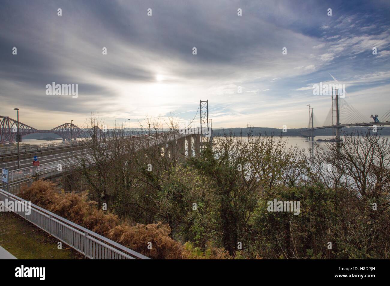 Queensferry, Edinburgh, Ecosse, 11 septembre, novembre, 2016. Forth Bridges. Pont de chemin de fer (L), pont-route (M) et le 2e pont-route (R) qui est en voie d'achèvement. Phil Hutchinson/Alamy Live News Banque D'Images