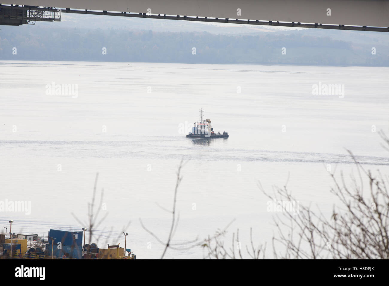 Queensferry, Edinburgh, Ecosse, 11 septembre, novembre, 2016. Forth Bridges. La 2ème rue pont est en voie d'achèvement. Un remorqueur est debout par d'aider le ponton flottant si nécessaire. Phil Hutchinson/Alamy Live News Banque D'Images