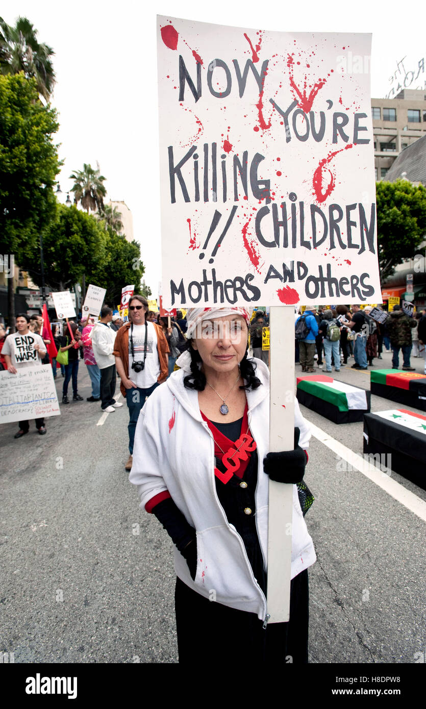 Hollywood, Californie, USA. Mar 19, 2011. SUZANNE VERDAL, qui a inspiré la chanson de Leonard Cohen 'Suzanne' est parmi les milliers de personnes qui participent à un rassemblement anti-guerre organisée par une coalition de groupes progressistes de la région plus grande de Los Angeles. © Brian Cahn/ZUMA/Alamy Fil Live News Banque D'Images