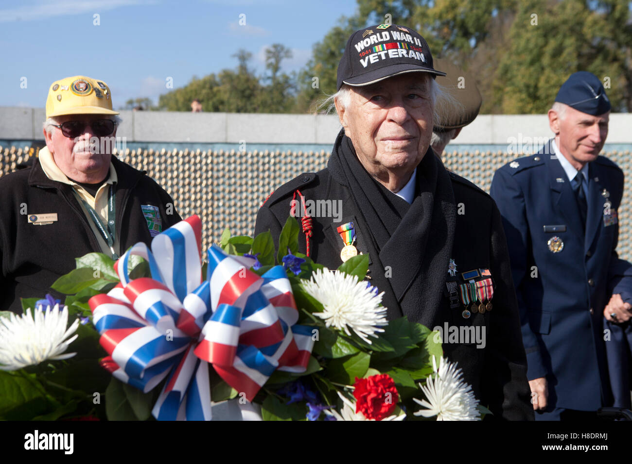 Washington, DC, USA, 11 septembre, novembre 2016 : les anciens combattants de la Seconde Guerre mondiale et les familles se réunissent au Monument commémoratif de la Seconde Guerre mondiale pour se rappeler et honorer ceux qui ont servi dans la bataille pour les anciens combattants 24. Credit : B Christopher/Alamy Live News Banque D'Images