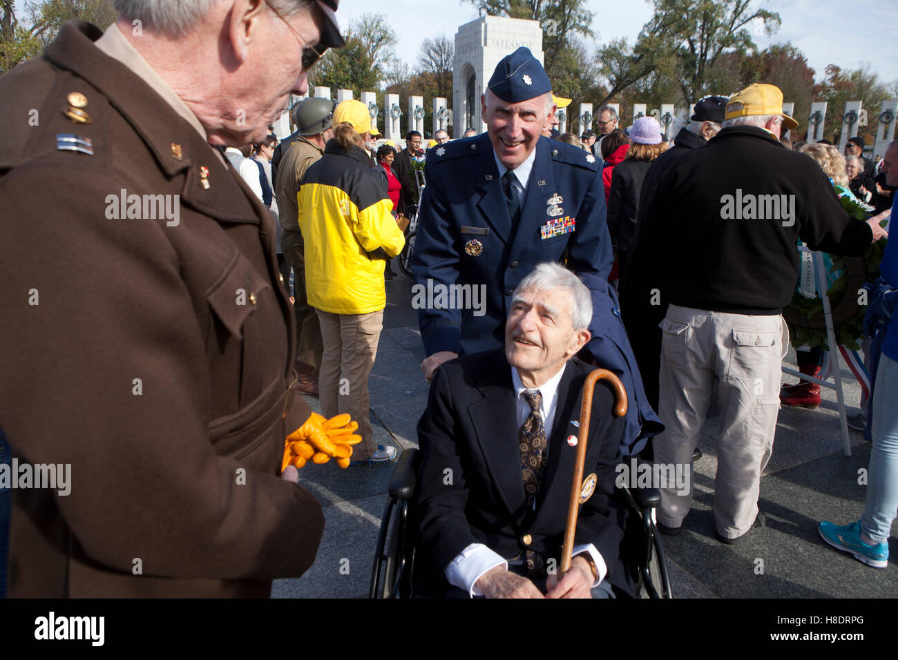 Washington, DC, USA, 11 septembre, novembre 2016 : les anciens combattants de la Seconde Guerre mondiale et les familles se réunissent au Monument commémoratif de la Seconde Guerre mondiale pour se rappeler et honorer ceux qui ont servi dans la bataille pour les anciens combattants 24. Credit : B Christopher/Alamy Live News Banque D'Images