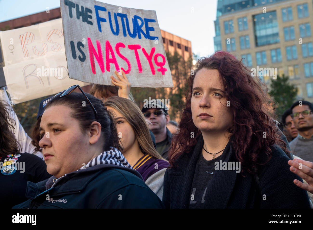 New York, USA 11 novembre 2016 - Trois jours après l'élection présidentielle de 4000 Clinton prend en charge continuent de protester contre le Président élu l'atout de Donald. Dans la région de Washington Square Park, un rassemblement intitulé l'amour l'emporte sur la haine, a été organisé par les étudiants de la NYU dans le service d'anti-musulmans flyers posté à l'extérieur de l'université Centre de prière musulmane. Credit : Stacy Walsh Rosenstock / Alamy Live News Banque D'Images