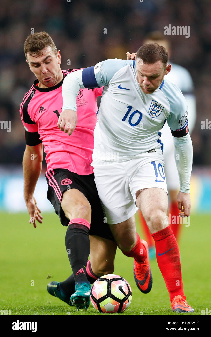 Londres, Royaume-Uni. Nov 11, 2016. Wayne Rooney (R) de l'Angleterre rivalise avec Darren Fletcher de l'Écosse au cours de leur match du groupe F de la Coupe du Monde FIFA 2018 à qualificatifs européens au stade de Wembley à Londres, Angleterre le 11 novembre 2016. L'Angleterre a gagné 3-0. Credit : Han Yan/Xinhua/Alamy Live News Banque D'Images