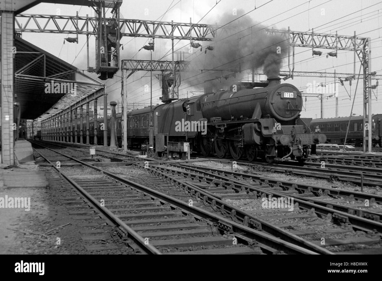 Un original british rail locomotive à vapeur de classe 5 dans les années 1960, la gare de midland rugby Angleterre uk Banque D'Images