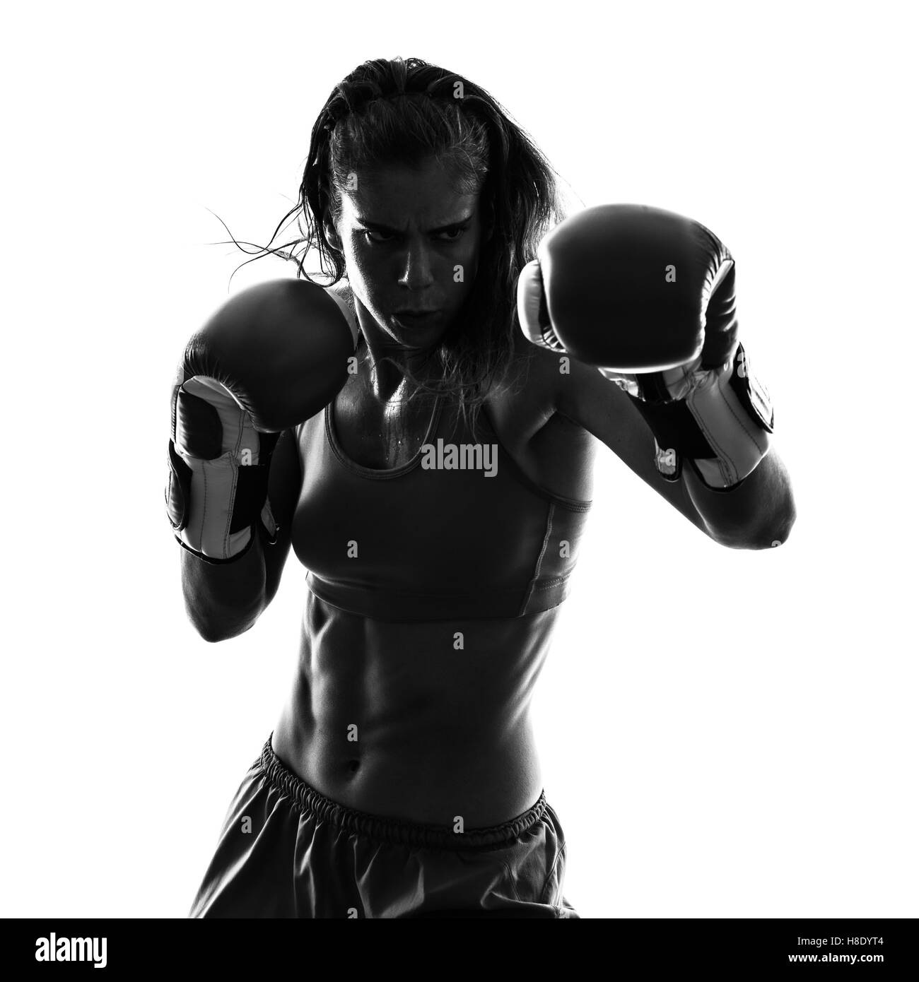 Une femme de kickboxing boxe boxeur en silhouette isolé sur fond blanc Banque D'Images
