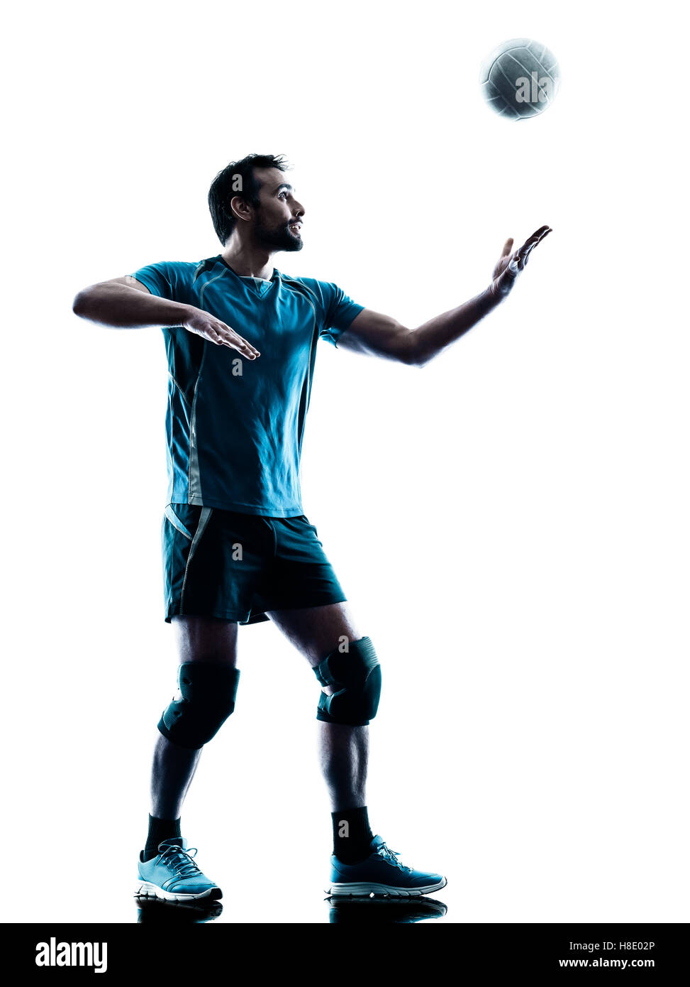 Un homme de race blanche silhouette studio en volleyball isolé sur fond blanc Banque D'Images