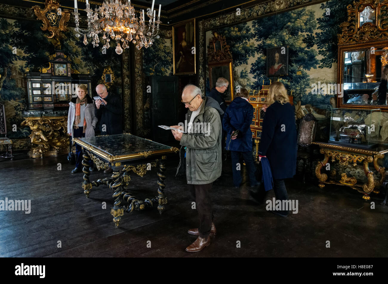 Les touristes visitant le château de Rosenborg à Copenhague, Danemark Banque D'Images