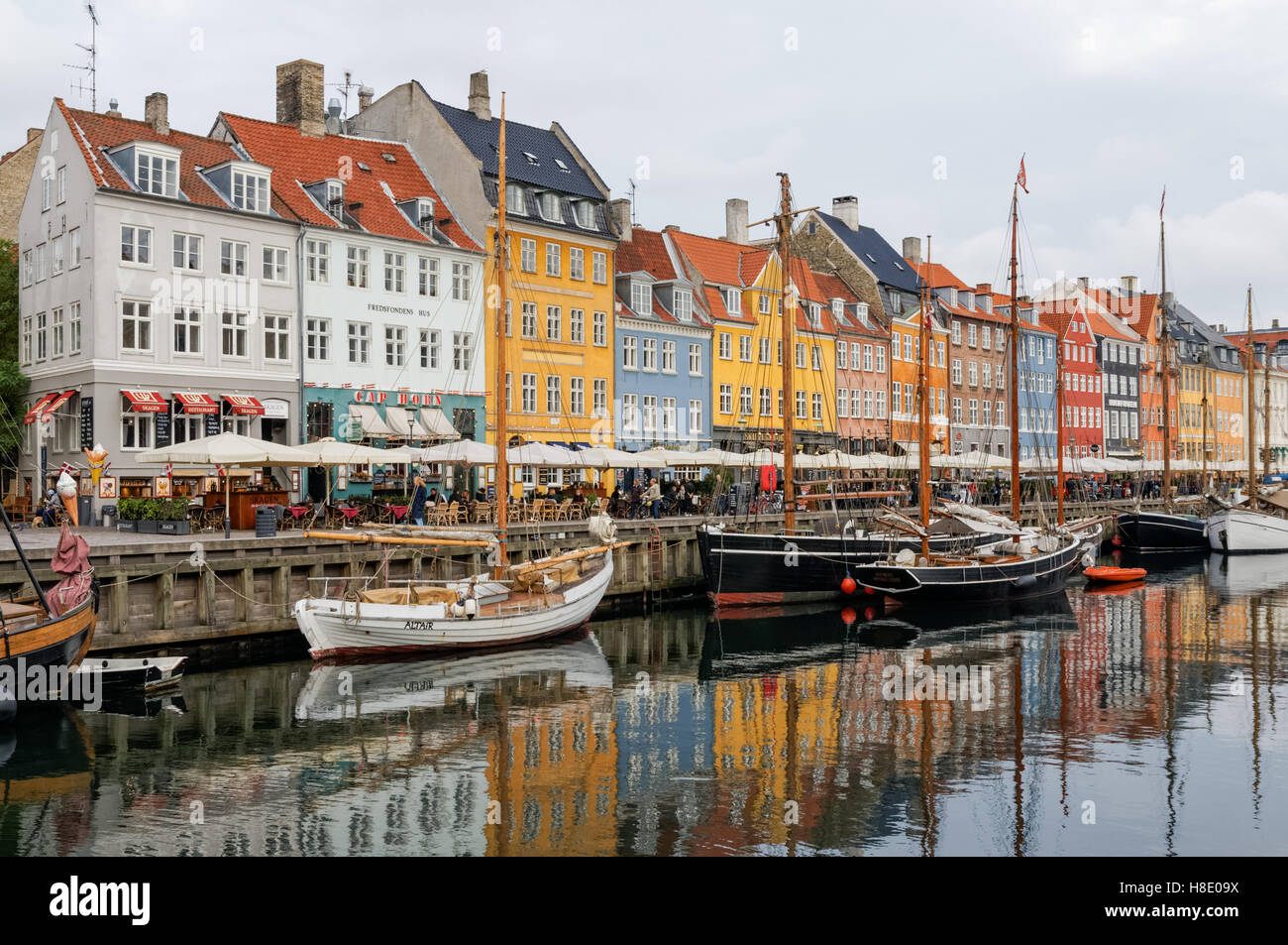 Maisons colorées le long du canal de Nyhavn à Copenhague, Danemark Banque D'Images