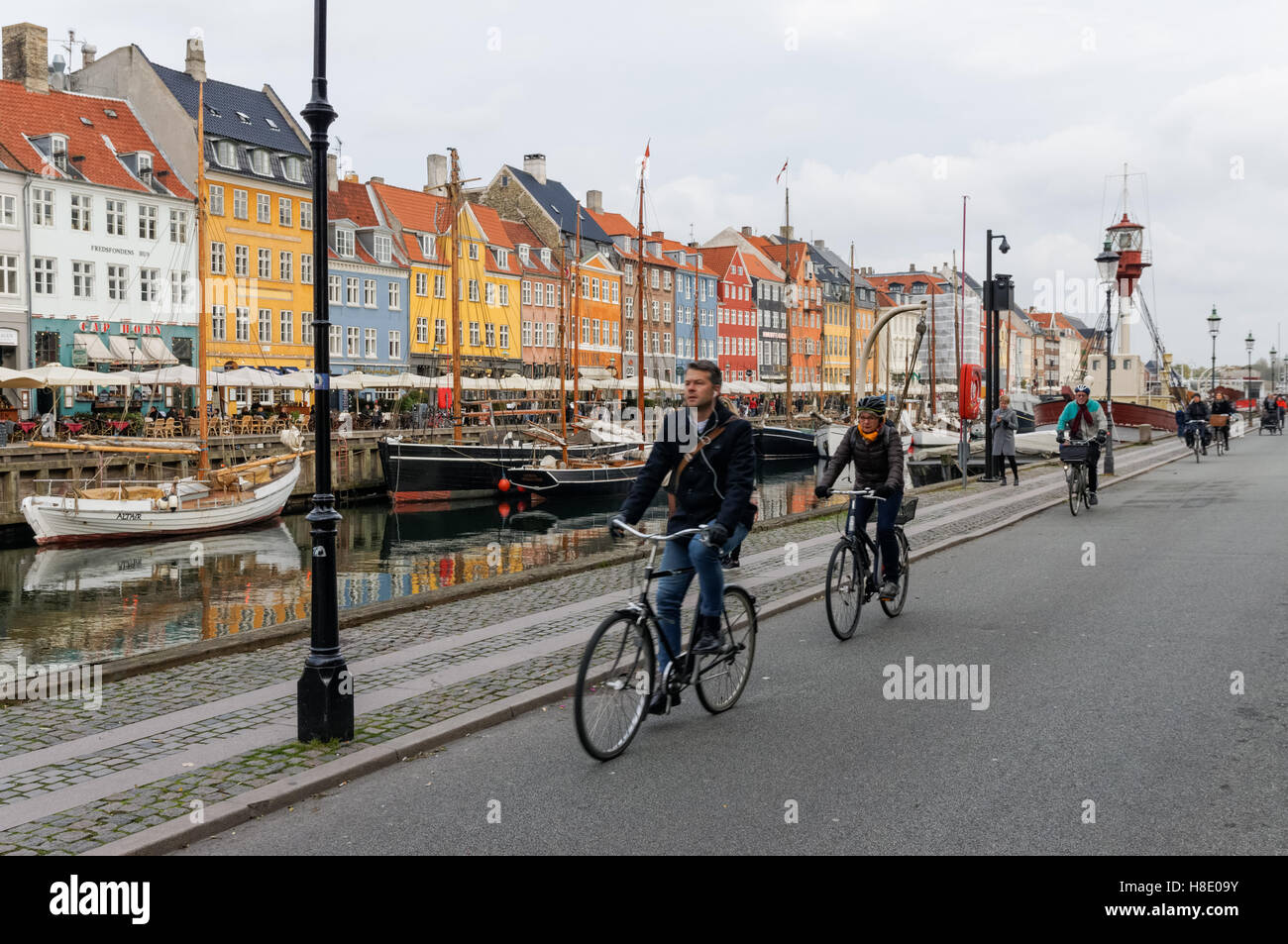 Les cyclistes le long du canal de Nyhavn à Copenhague, Danemark Banque D'Images