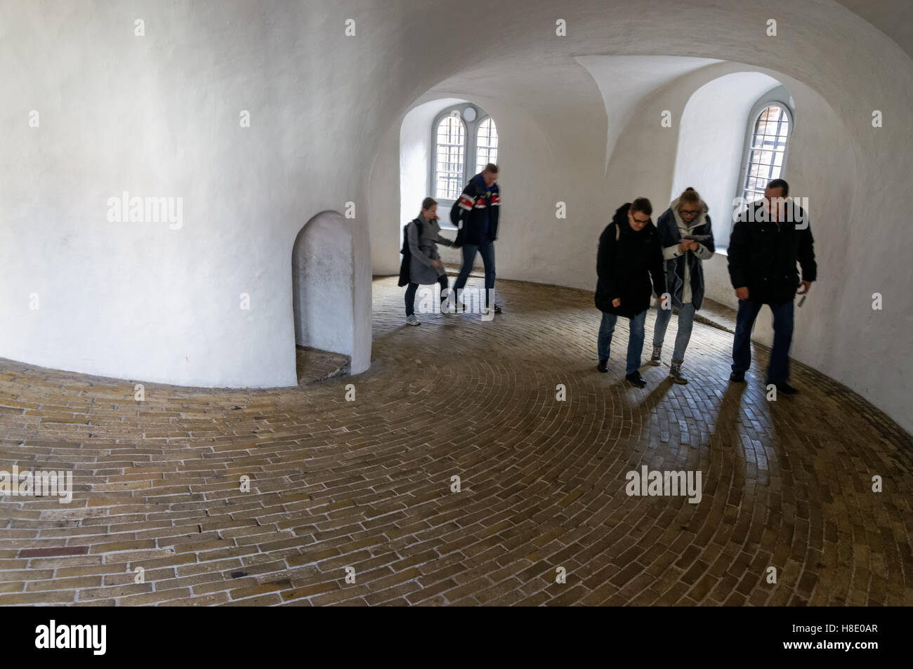 Les touristes à l'intérieur de la tour ronde de Copenhague, Danemark Banque D'Images