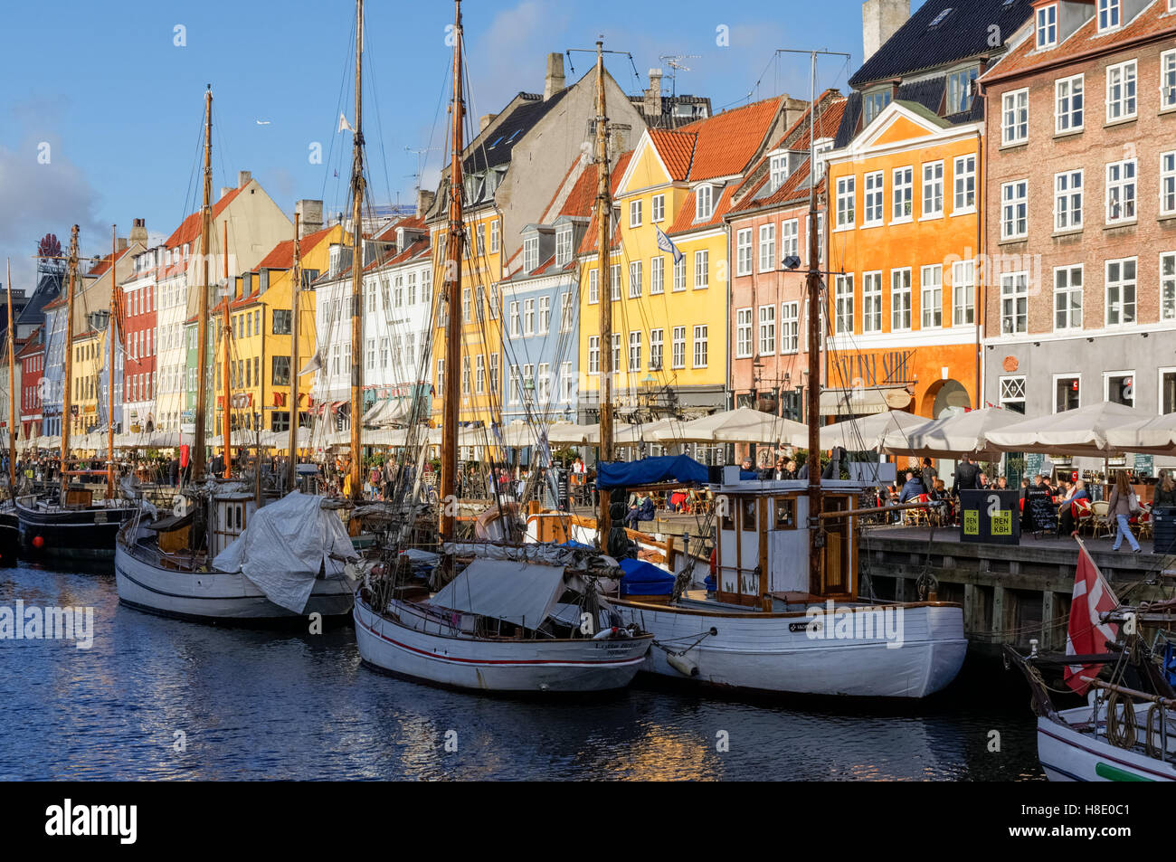 Maisons colorées le long du canal de Nyhavn à Copenhague, Danemark Banque D'Images