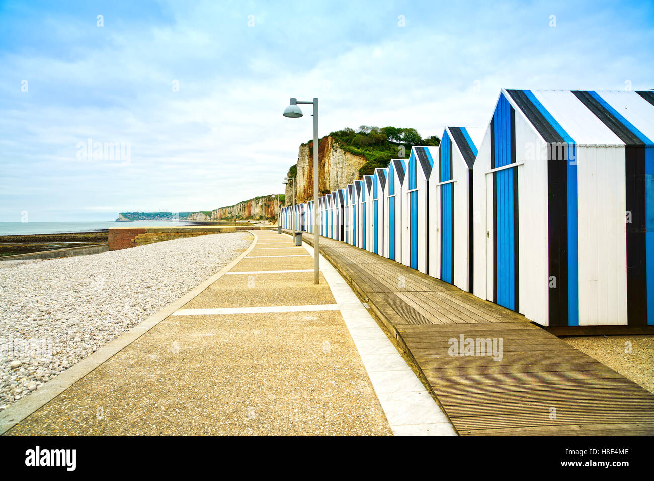 Yport et Fécamp, Normandie. Cabines de plage ou des cabines et les falaises de l'océan à marée basse. La France, l'Europe. Banque D'Images