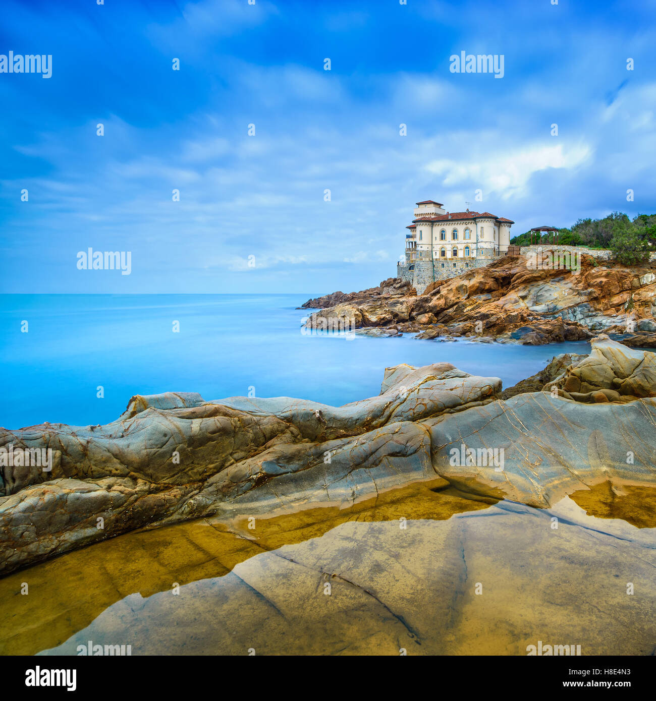 Boccale castle vue sur mer et rocher falaise en hiver. La Toscane, Italie, Europe Banque D'Images