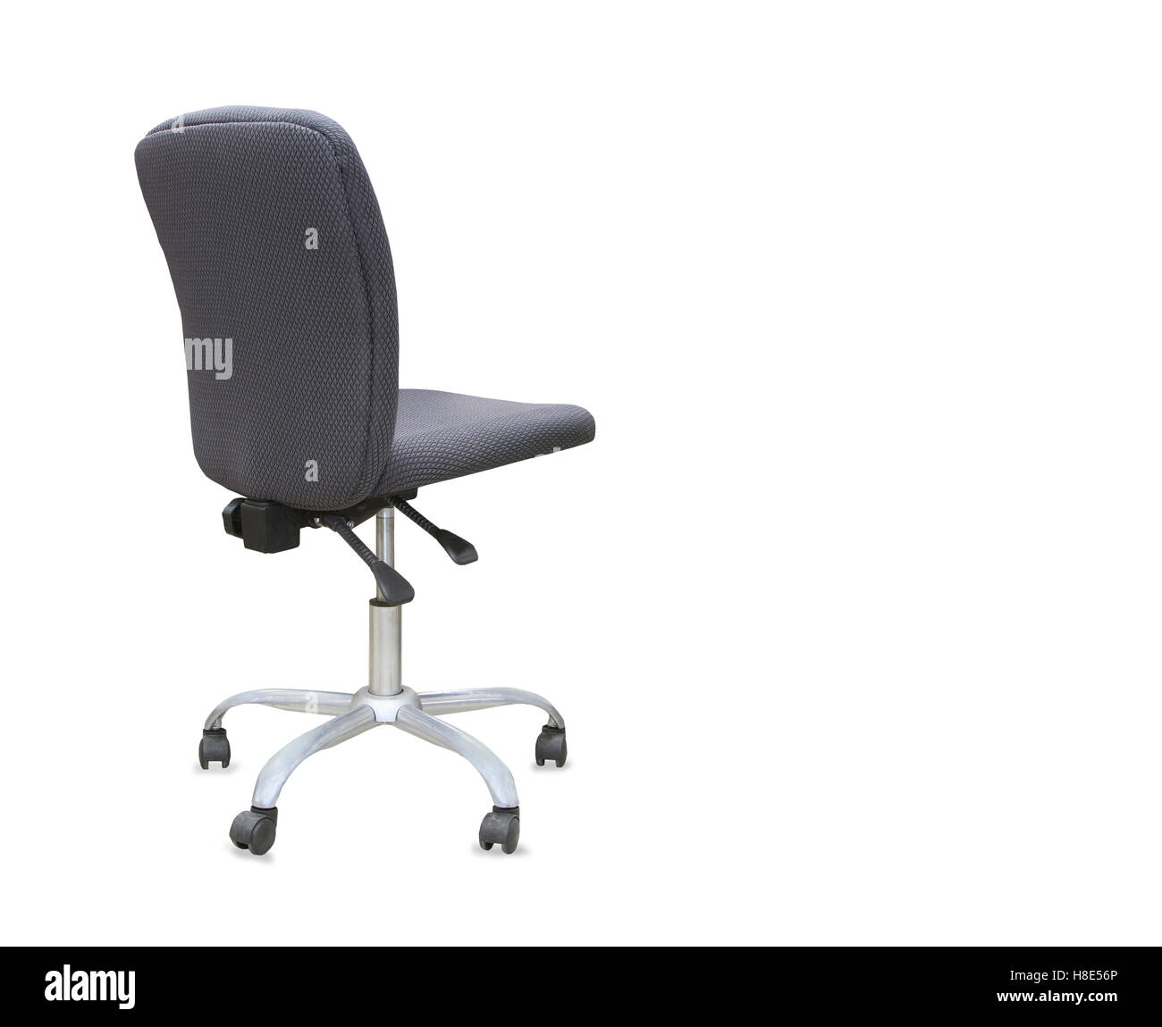 Vue arrière de chaise de bureau moderne à partir de tissu gris. Isolé Banque D'Images