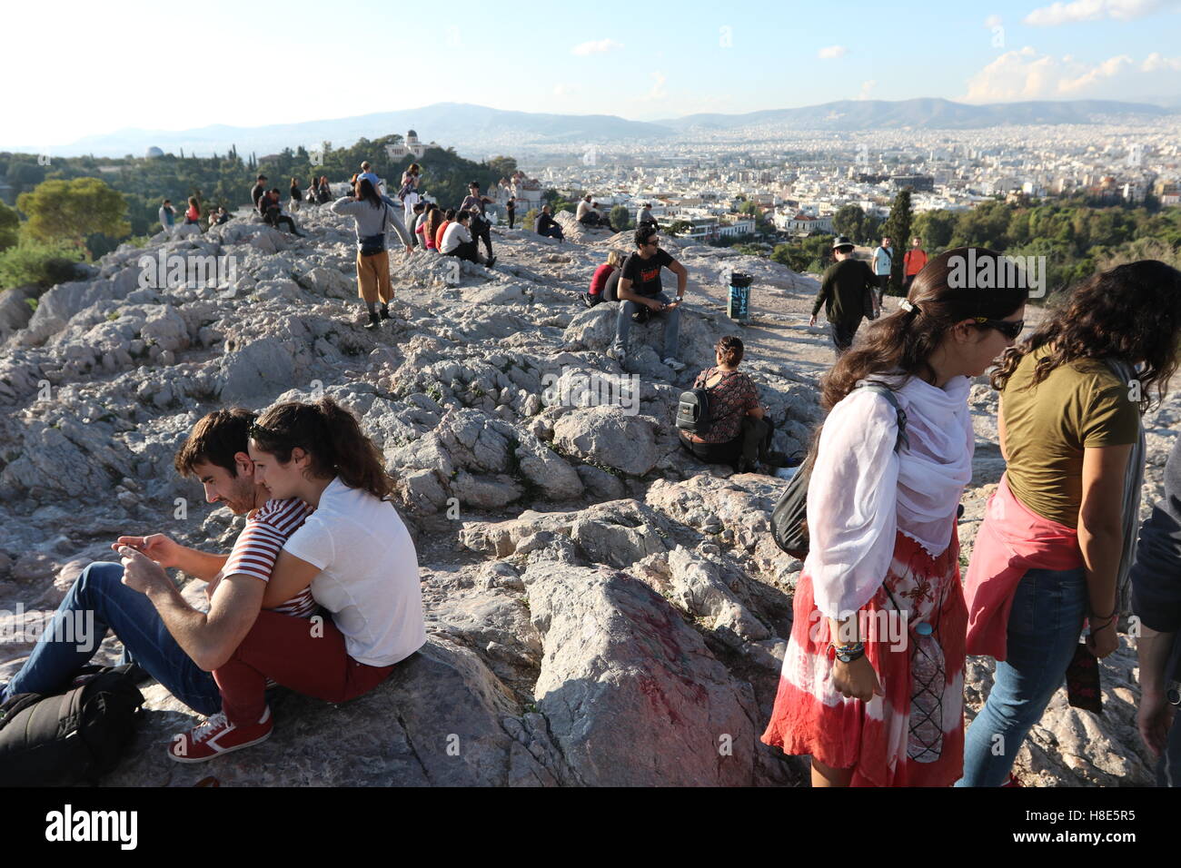 Les touristes et les habitants profiter vue depuis la colline de aréopage, le centre d'Athènes, Banque D'Images