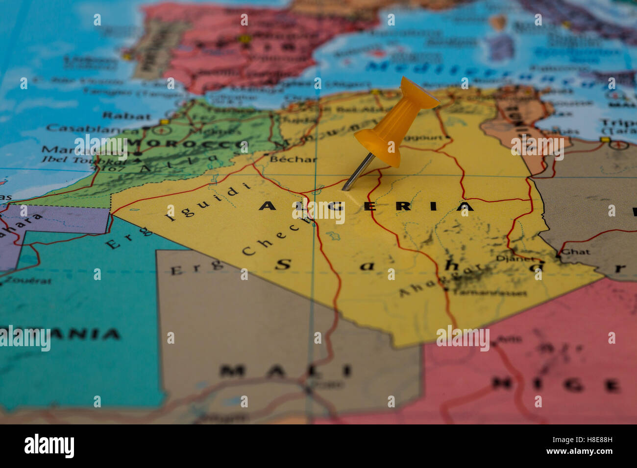 La carte de l'Algérie avec une punaise orange bloqué Banque D'Images