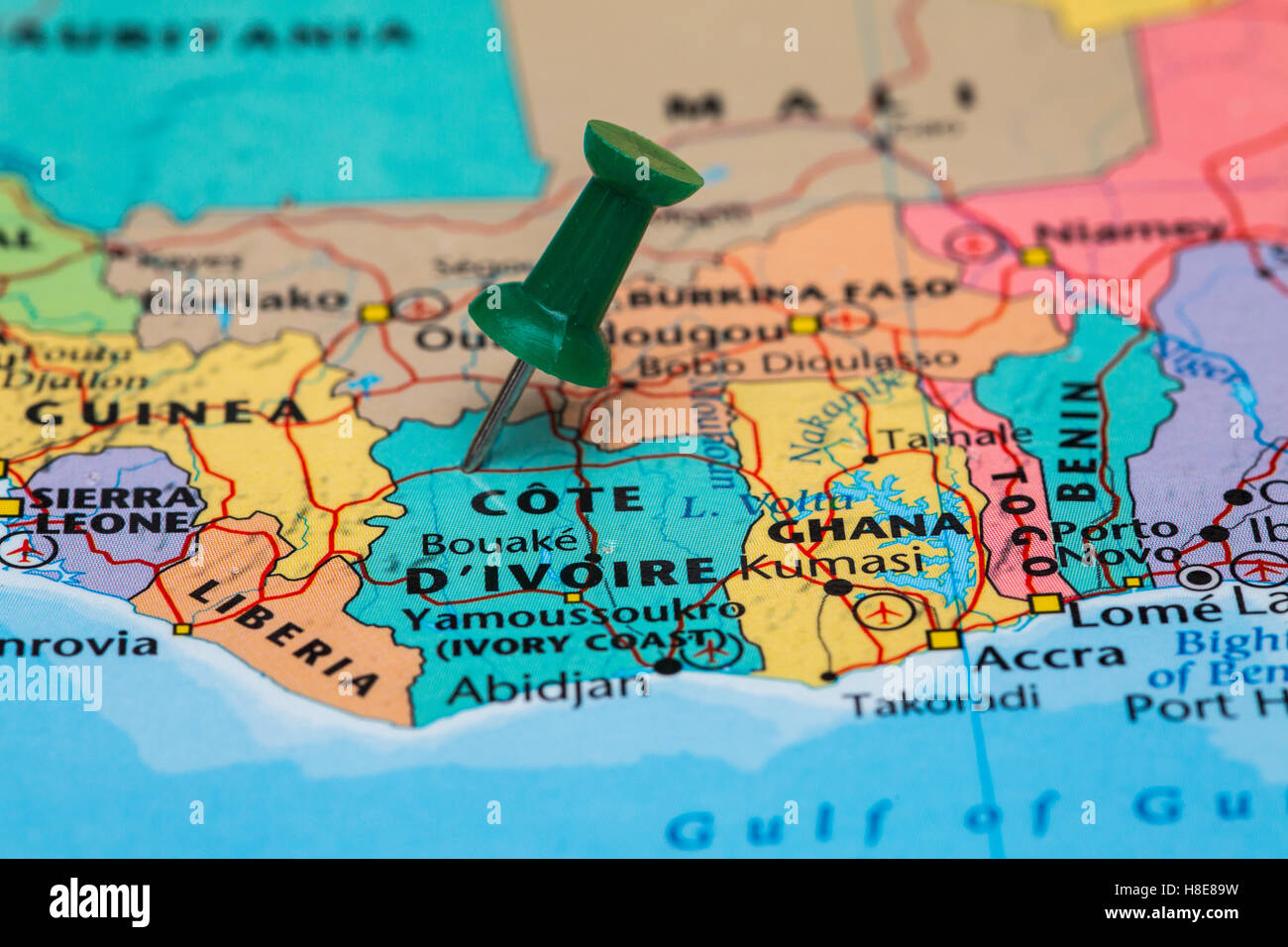 La carte de la Côte d'ivoire avec une punaise verte bloqué Banque D'Images