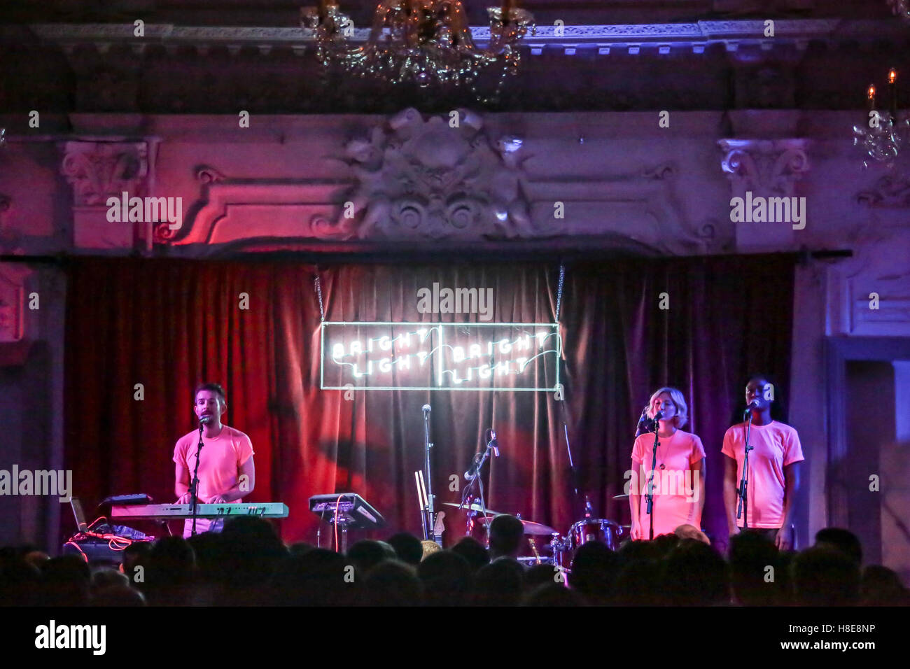 Rod Thomas (aka Bright Light Bright light) spectacle sur scène au Bush Hall à Londres. Date de la photo : 4 novembre, 2016. Pho Banque D'Images