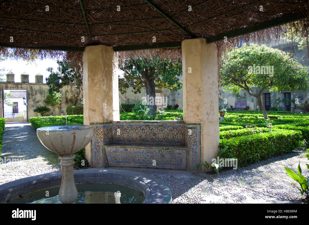 Sol carrelé maison d'été dans les jardins de style Renaissance du palais de Los Ribera à Bornos au printemps Banque D'Images