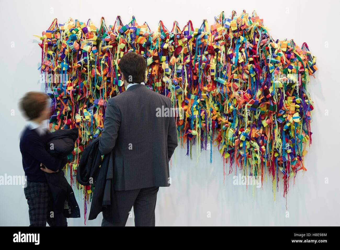 Man and boy près de sculpture colorée pendant Artissima, foire d'art contemporain ouverture à Turin Banque D'Images